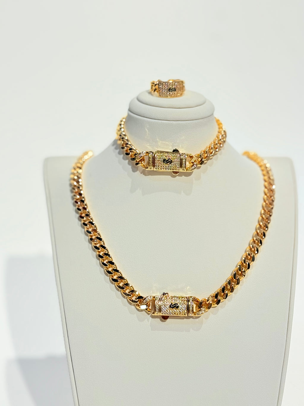 طقم الموناكو  ( سنسال+ حلق +خاتم + اسوارة ) مطلي ذهب محجر