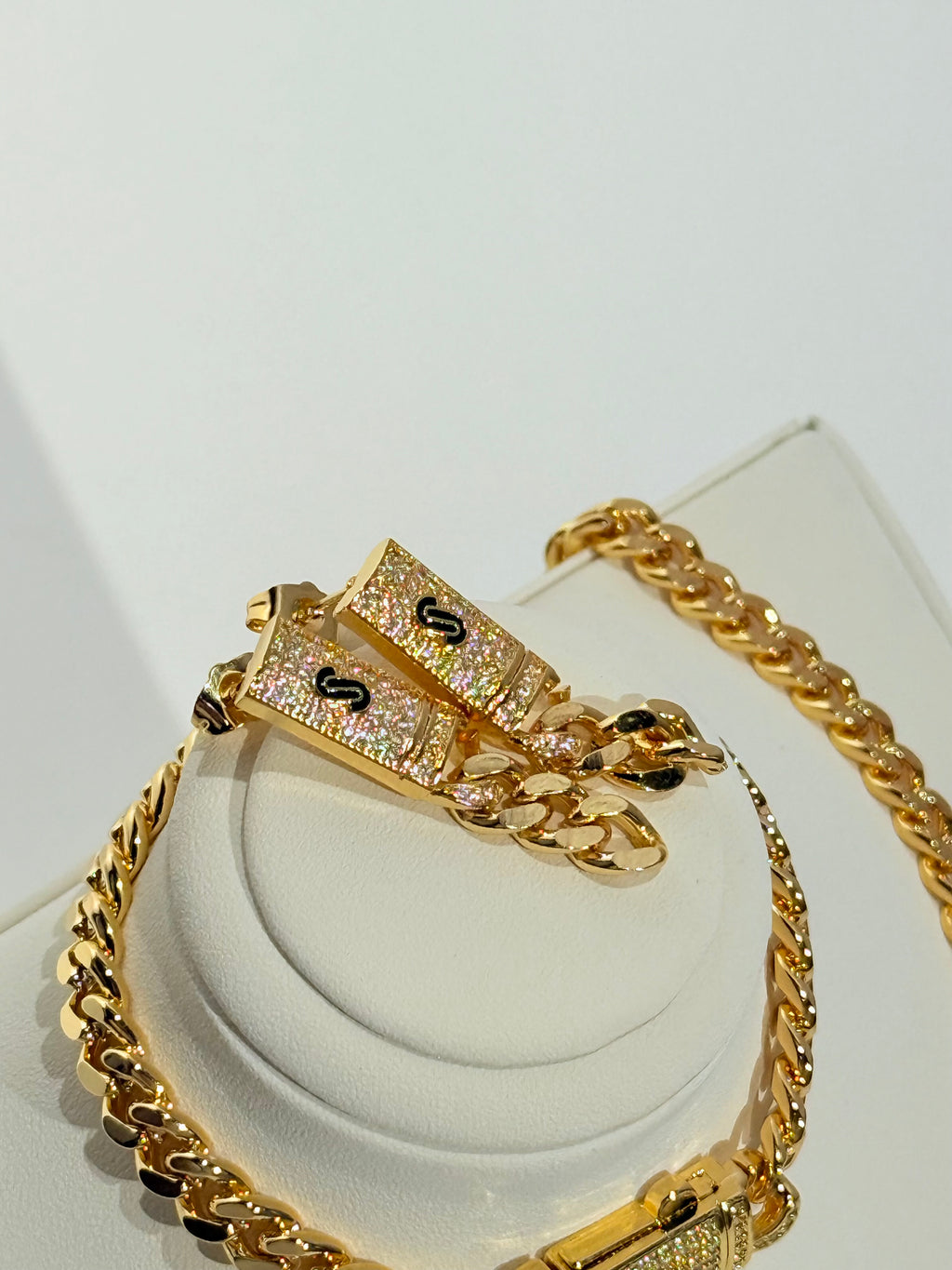 طقم الموناكو  ( سنسال+ حلق +خاتم + اسوارة ) مطلي ذهب محجر