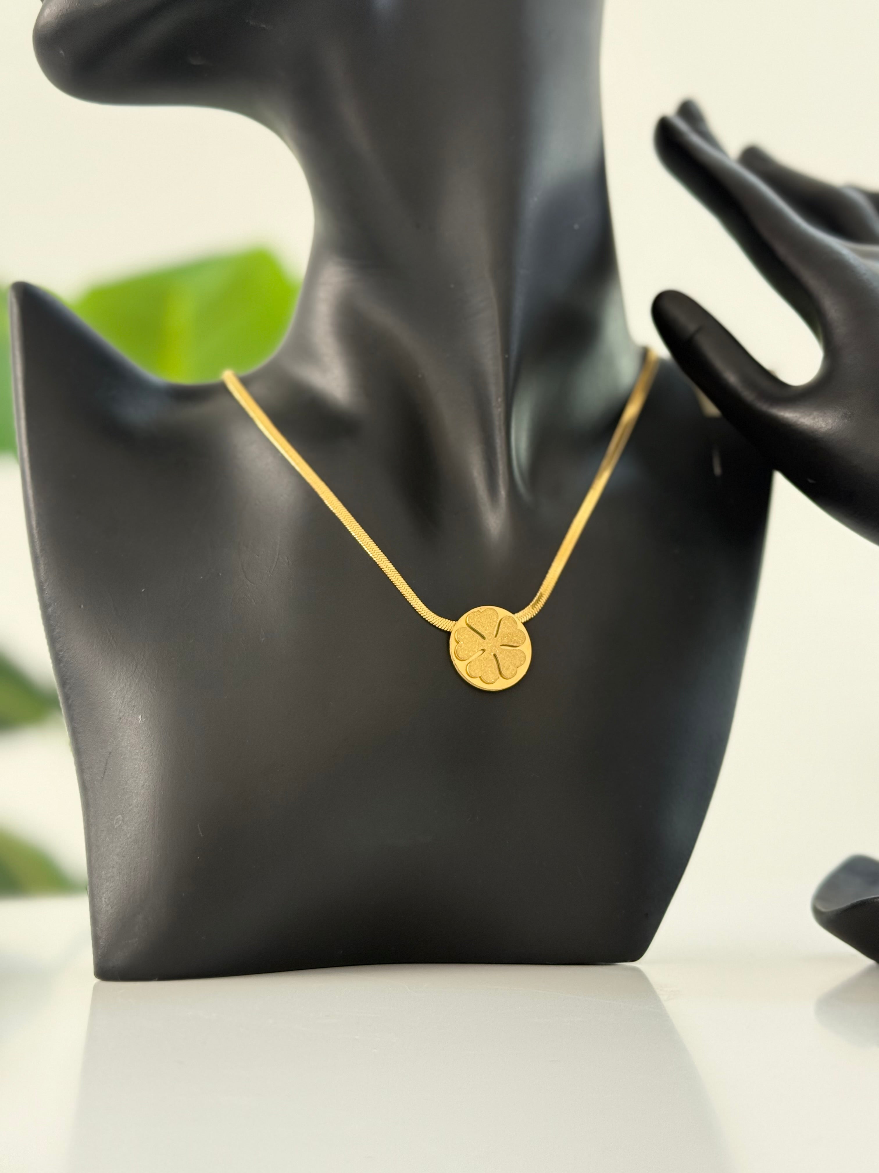 طقم سنيك مع شجرة  (حلق مع سنسال )