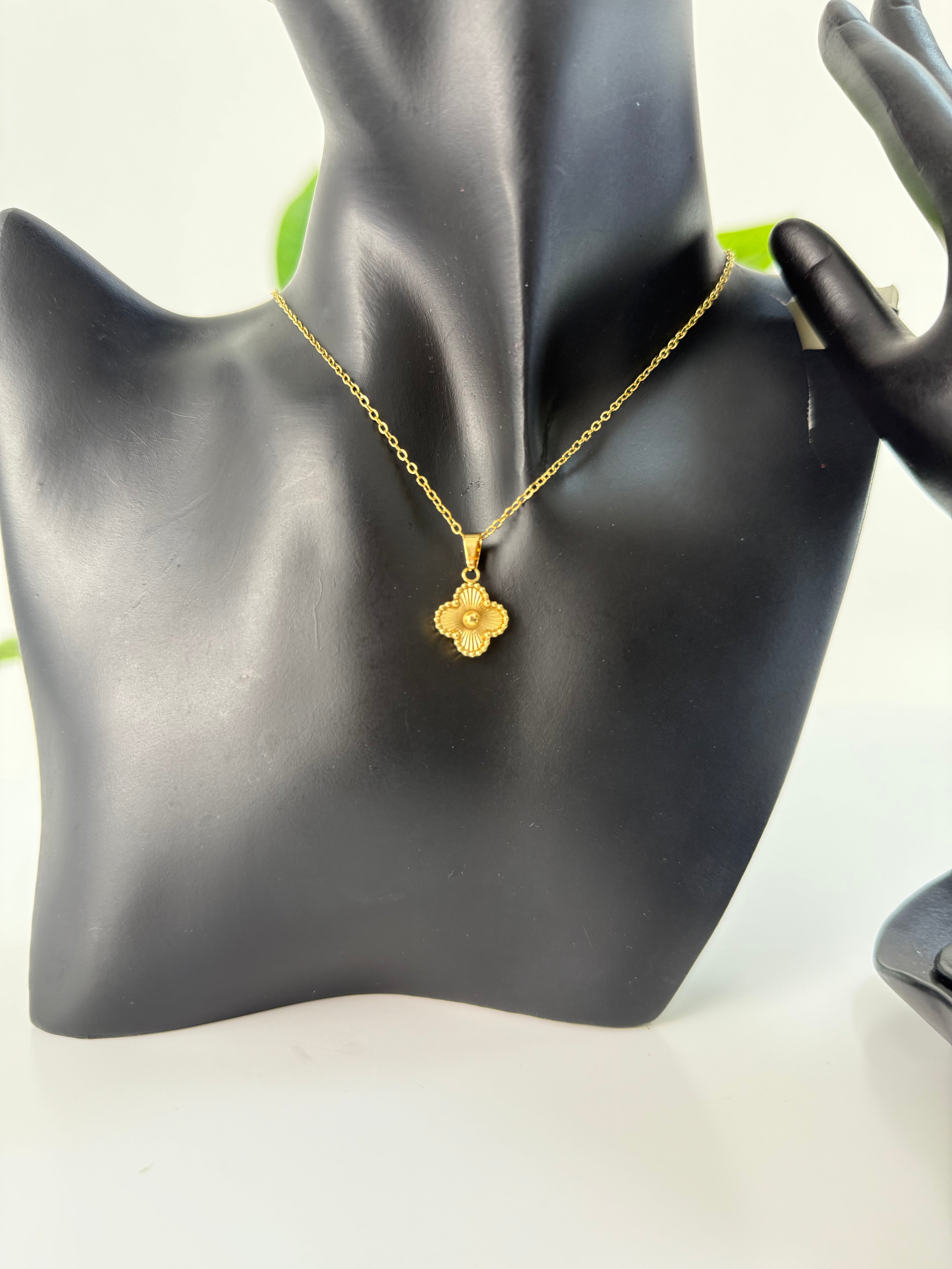 طقم ڤان كليف سنسال مع حلق  ذهبي