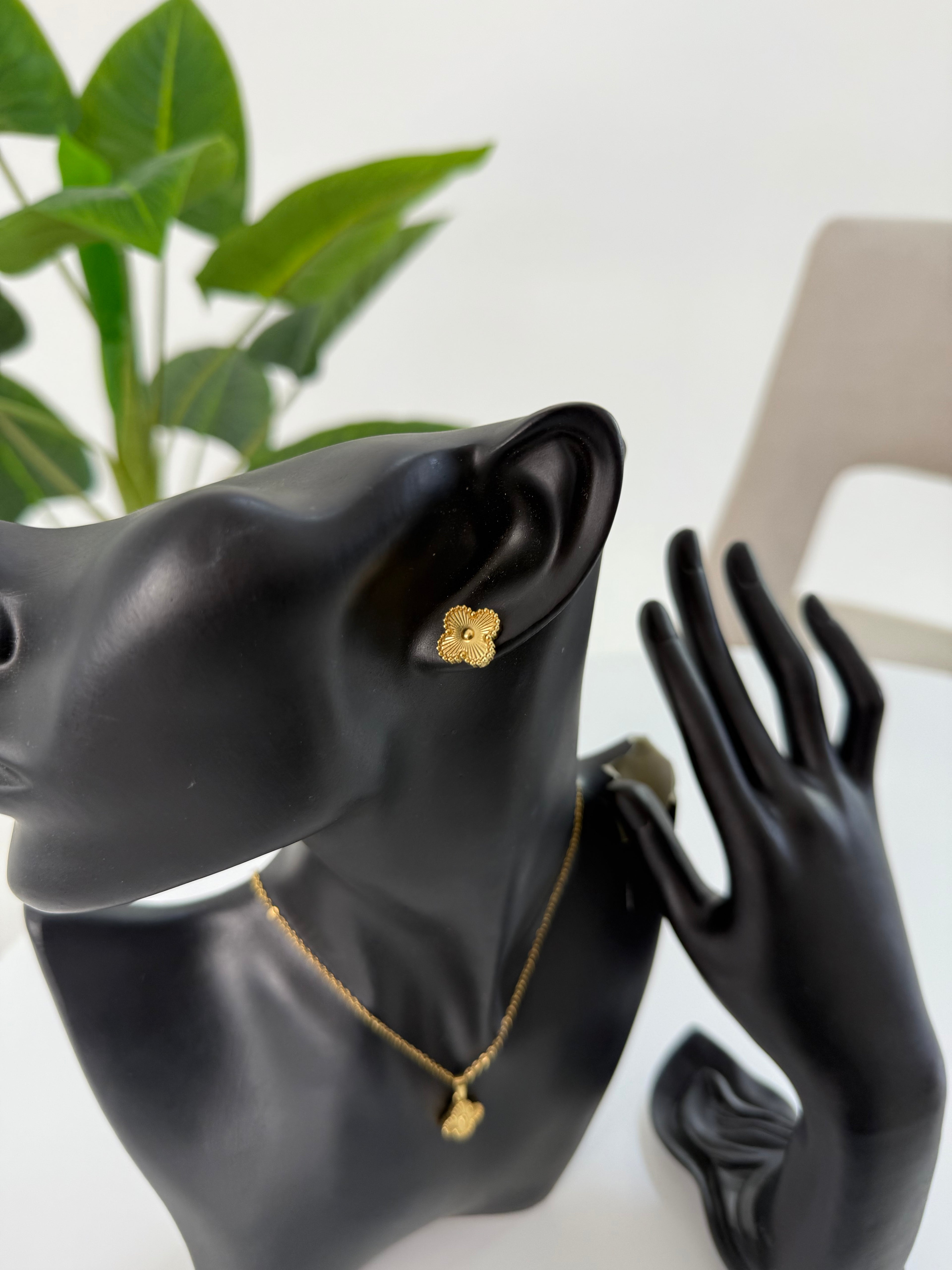 طقم ڤان كليف سنسال مع حلق  ذهبي