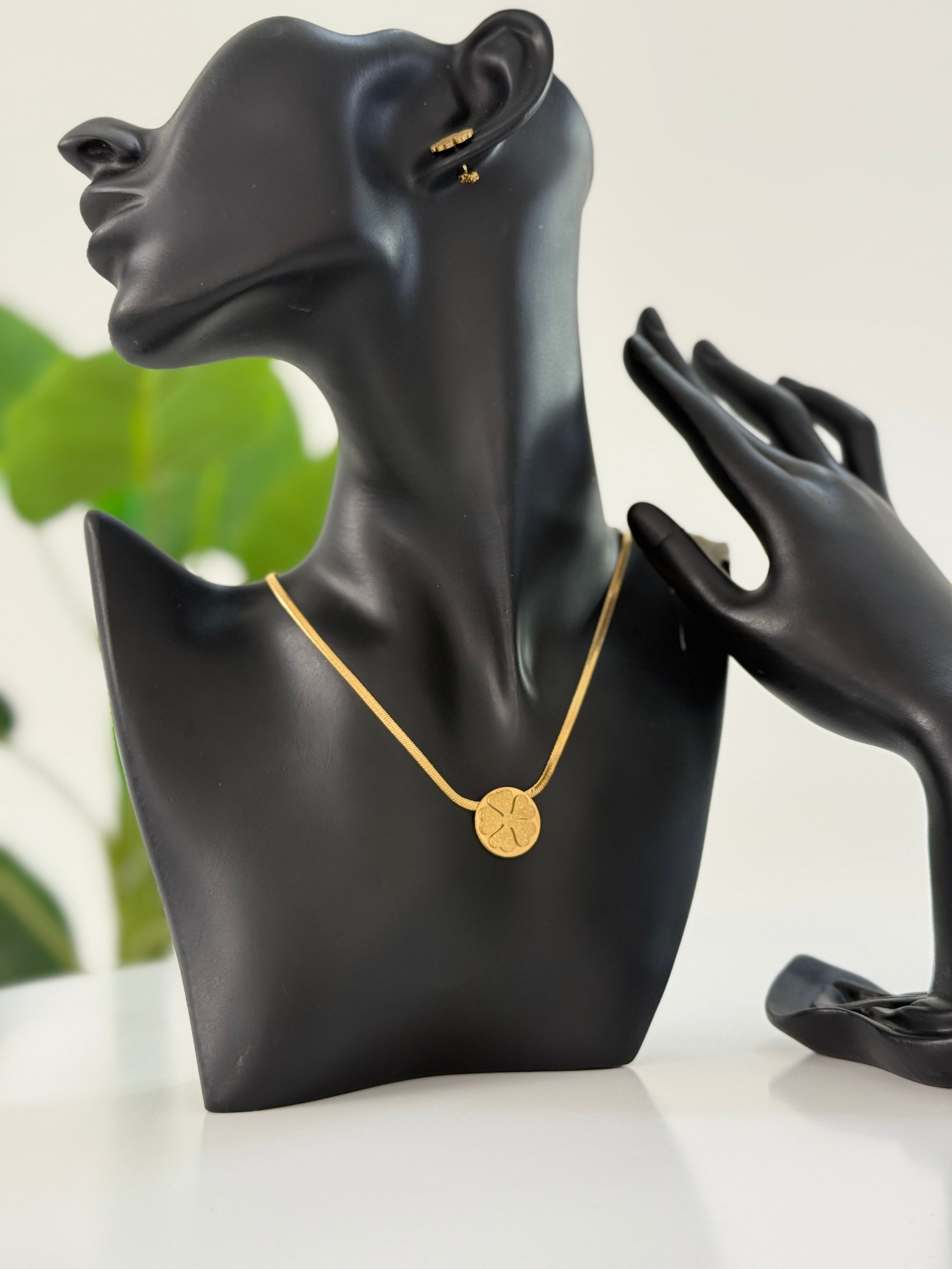 طقم سنيك مع شجرة  (حلق مع سنسال )