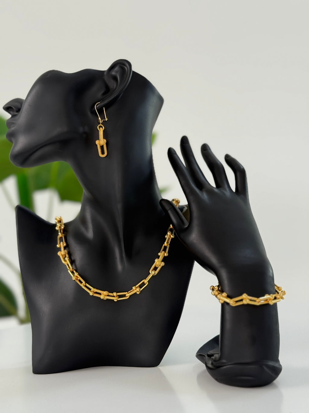 طقم التيفاني  (سنسال +حلق + اسوارة )