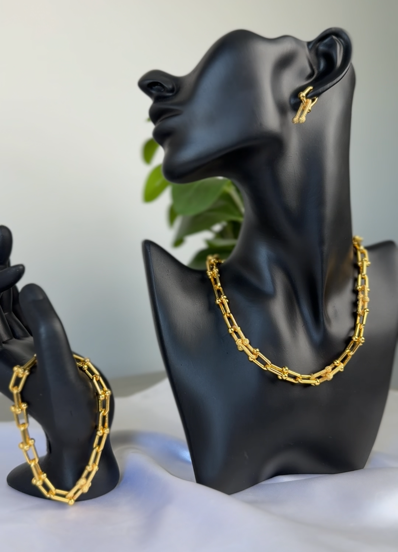 طقم التيفاني  (سنسال +حلق + اسوارة )